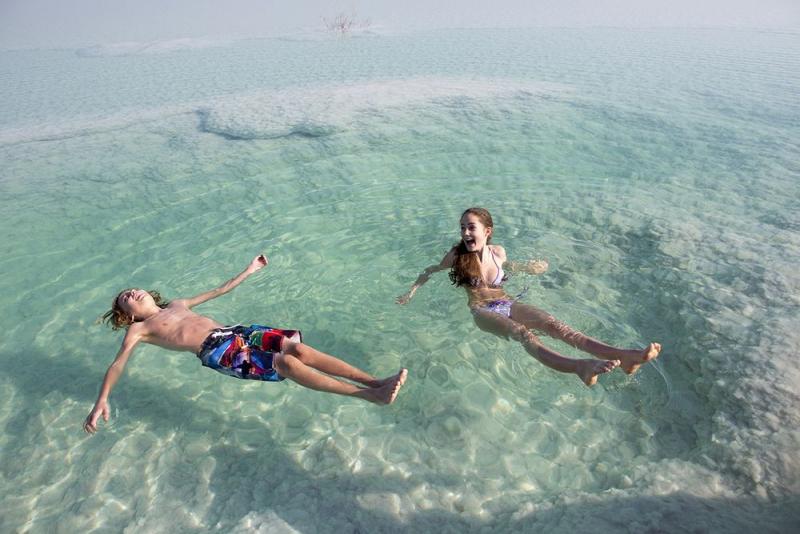 Почему Мертвое море такое соленое и не совсем "мертвое"