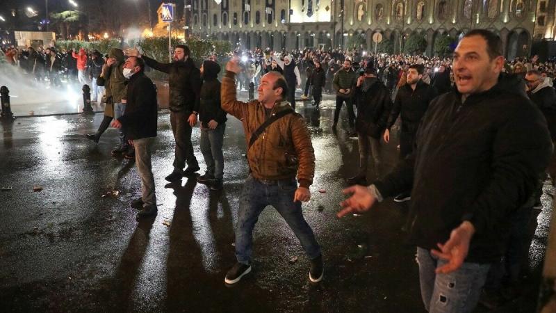 Протестующие в Грузии перекрыли дорогу у Дома юстиции в… 
