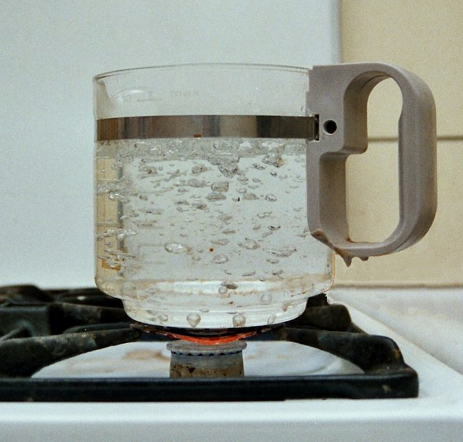 Употребление кипяченой воды из электрического чайника может вызвать рак