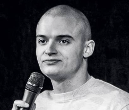 После трех мобилизационных повесток стендап-комик Андрей Щегель бежал из Украины
