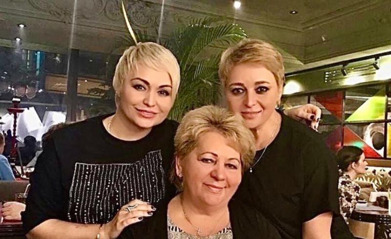 Катя Лель опубликовала редкий снимок с сестрой и матерью
