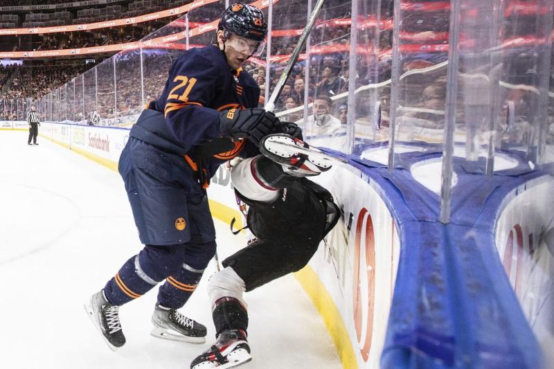 В матче НХЛ российский хоккеист подрался с американцем