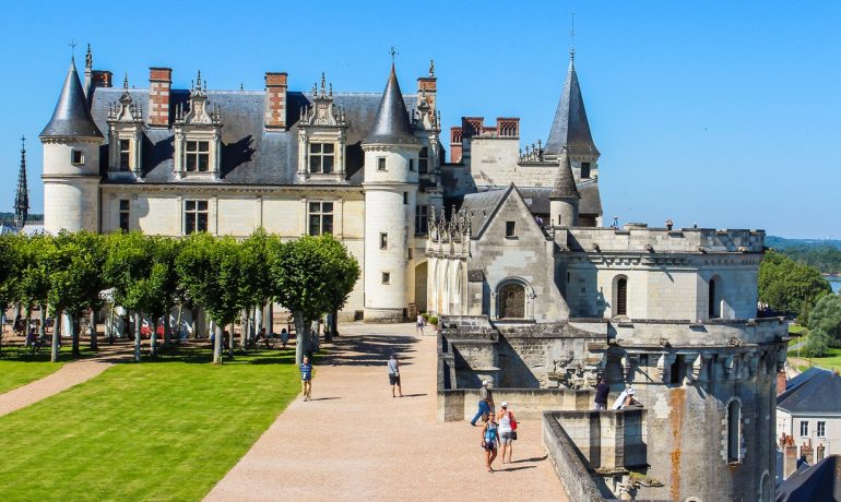 Замки Франции за год подешевели почти на четверть