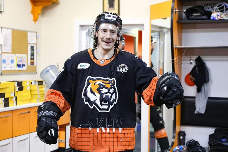 Канадский хоккеист «Амура» Кэмерон Ли получил российское… 
