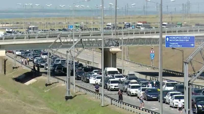 Движение автотранспорта по Крымскому мосту временно… 