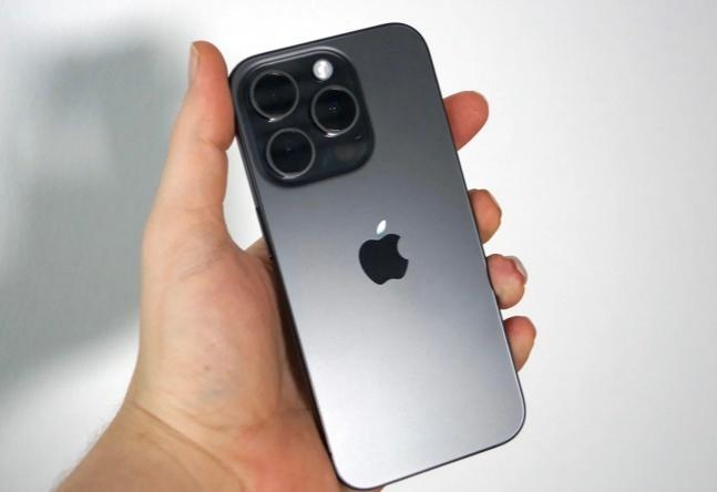 iPhone 15 Pro max стал лидером 2023 года среди смартфонов