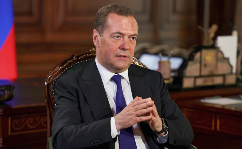 Медведев обвиняет Макрона в спонсировании теракта в "Крокус Сити Холл"
