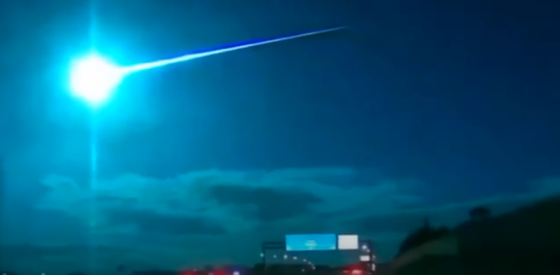 Жителям Португалии удалось заснять пролетающий огромный метеорит