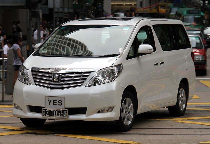 В России поступил в продажу минивэн Toyota Alphard за 18,7 млн… 