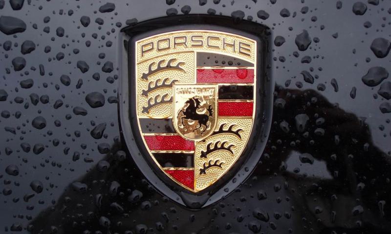 Porsche призвала не ездить на своих спорткарах из-за внезапно отрывающихся… 