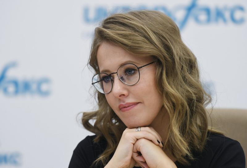 Ведущая Собчак раскритиковала Тейлор Свифт в блестящем мини-платье
