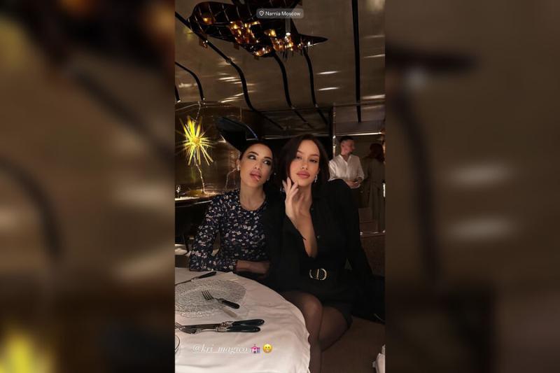 Девушка рэпера Тимати Валентина выложила фото в платье с глубоким декольте