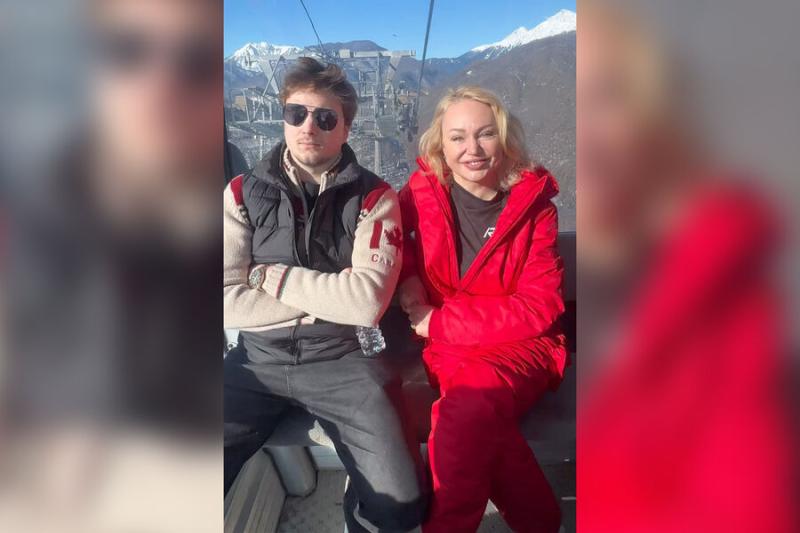 Радиоведущая Алла Довлатова снялась с 20-летним сыном