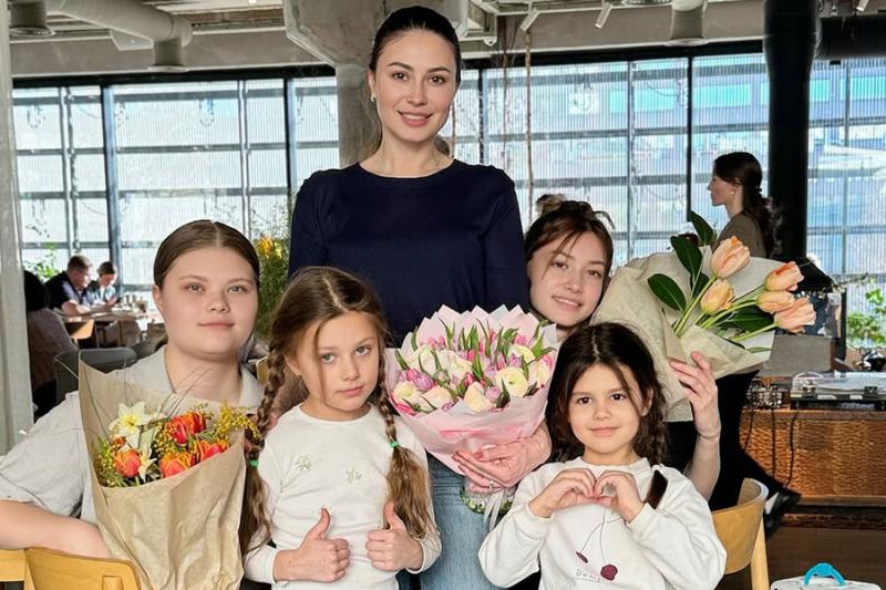 Телеведущая Ольга Ушакова показала своих повзрослевших дочерей