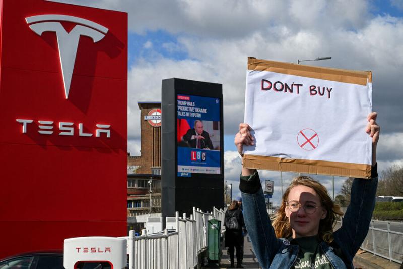 В Германии семь автомобилей Tesla сгорели у автосалона, начато расследование