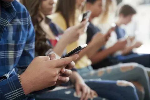 EPA: женщины чаще страдают от тревожности из-за смартфонов