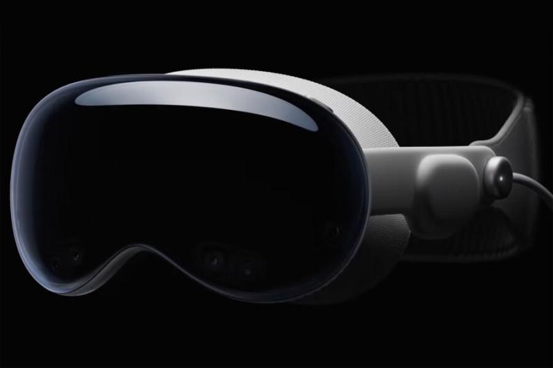 Марк Гурман: Apple Vision Pro 2 получит проводное подключение к Mac