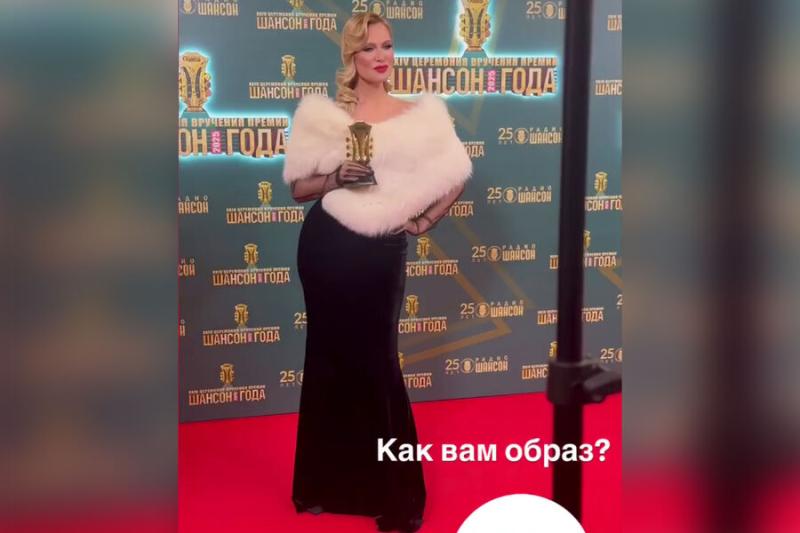 Актриса Олеся Судзиловская показала фигуру в облегающем платье