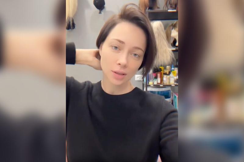«СтарХит»: актрису Самбурскую сбил мопед на пешеходном переходе в Москве