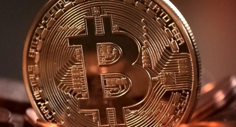 Курс биткоина упал до уровня ниже 75 тысяч долларов на фоне экономических потрясений