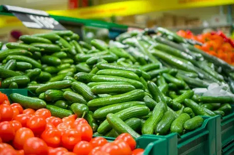 Экономист Суетин: огурцы подешевеют на 15-20% в мае