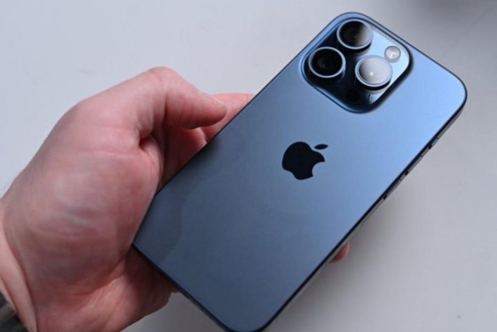 Hi-Tech Mail.ru: цена iPhone 15 Pro в России опустилась ниже 80 тысяч рублей