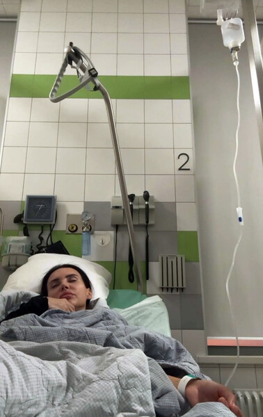 Блогерша Оксана Самойлова сообщила, что легла в больницу с острым ларингитом