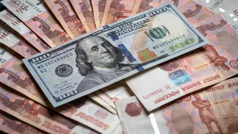 Инвестстратег Бахтин: 50% накоплений стоит хранить в рублях и 50% — в долларах