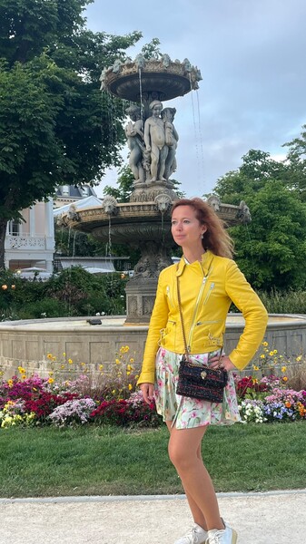 Актриса Елена Захарова снялась в мини-платье в Париже