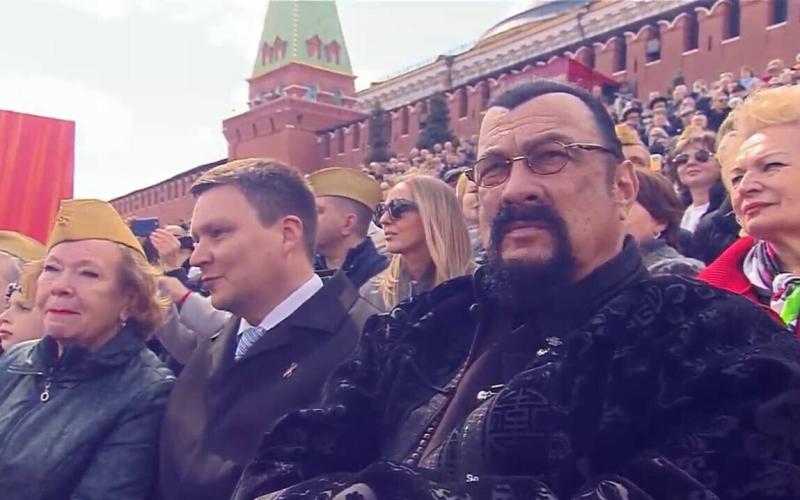 На параде Победы в Москве заметили режиссера Кустурицу и актера Сигала