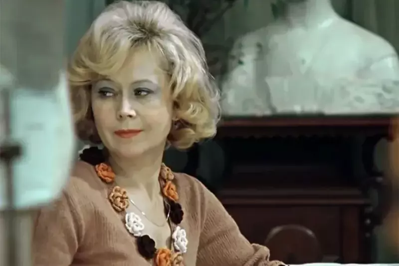 Mash: 88-летней актрисе из «Служебного романа» Немоляевой прооперировали сердце