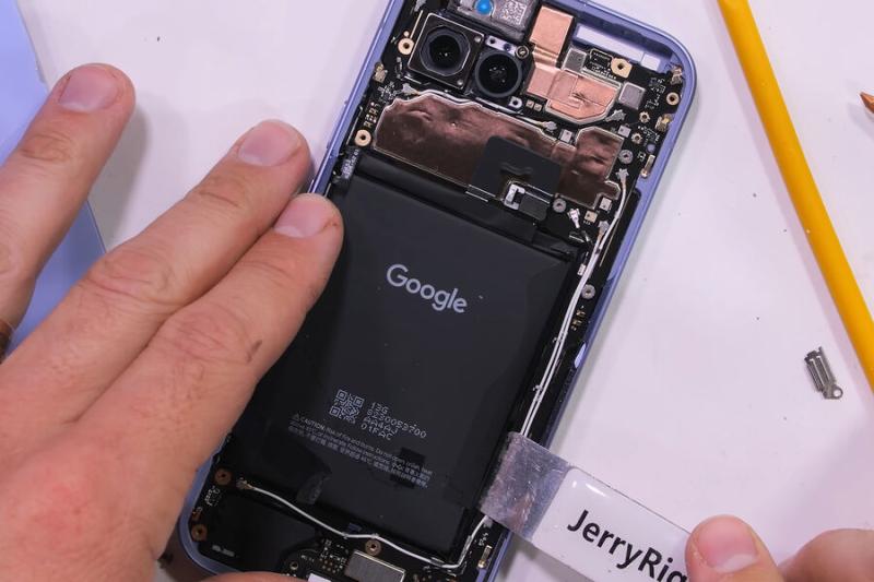 JerryRigEverything проверил бюджетный смартфон Google Pixel 9a на прочность