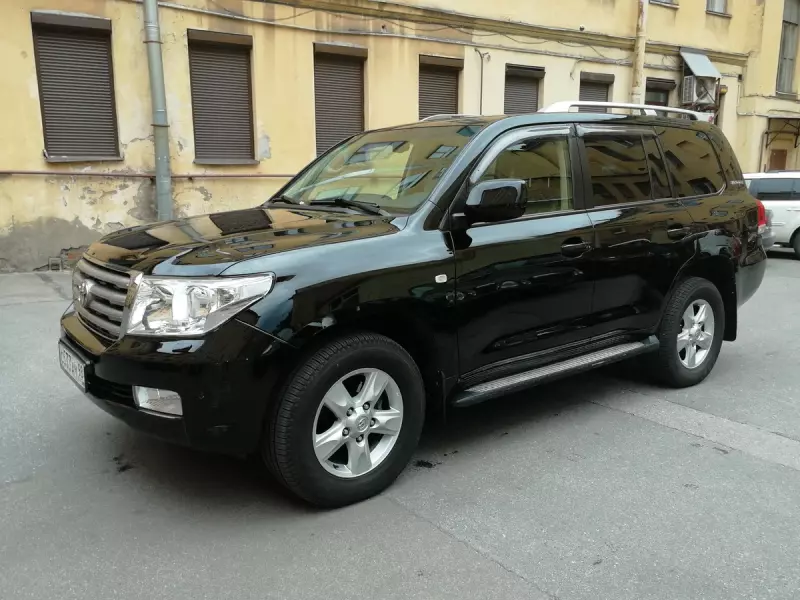 В РФ продают Toyota Land Cruiser 2011 года с маленьким пробегом за 13 млн рублей