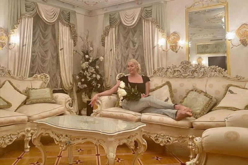 «СтарХиТ»: балерина Волочкова продала элитную квартиру в Петербурге в апреле