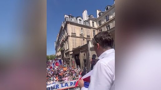 Лидер французской партии «Патриоты» Филиппо разорвал флаг НАТО перед… 