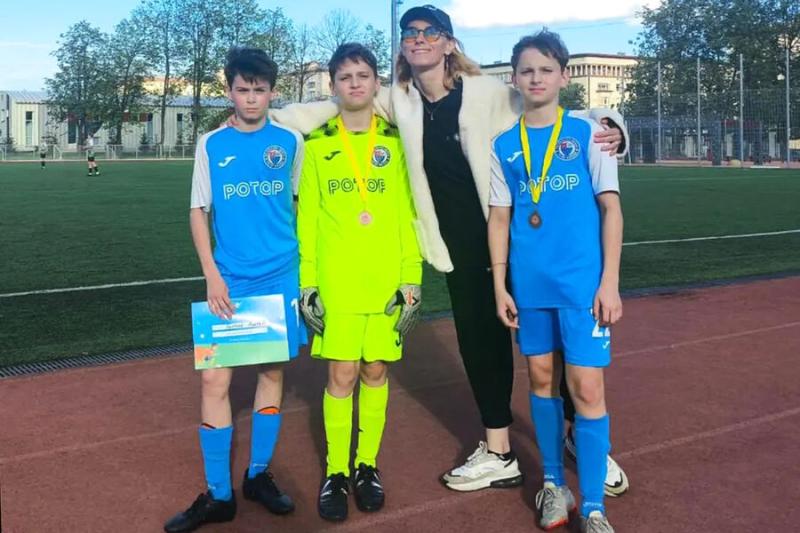 Актриса Мария Болтнева опубликовала фото со своими детьми-тройняшками