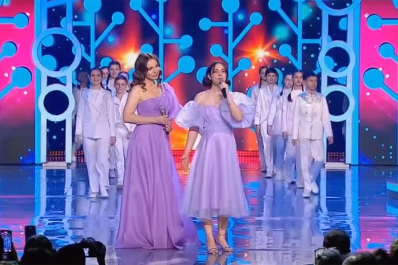 Актриса Екатерина Гусева вышла на сцену с дочерью-подростком
