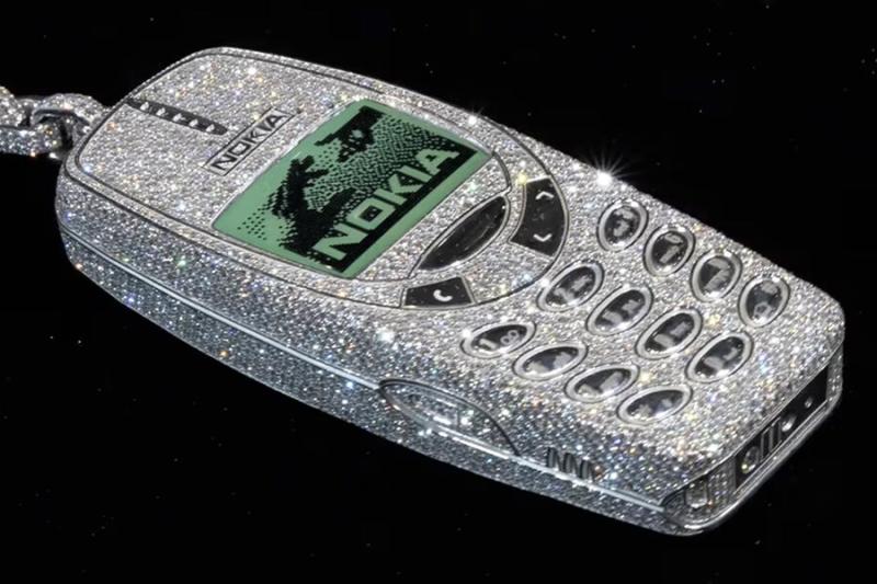 Рэпер Дрейк представил бриллиантовый брелок в виде Nokia 3310