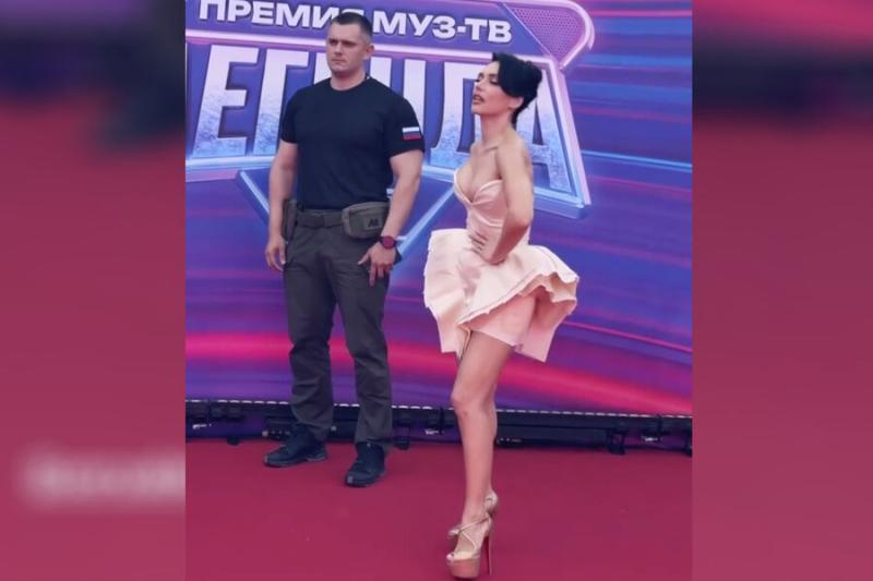 Певица Ольга Серябкина появилась на премии в мини-платье с декольте