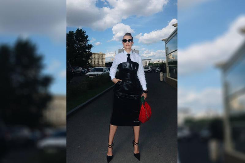 Ведущая Ксения Собчак выложила фото в кожаном платье с галстуком