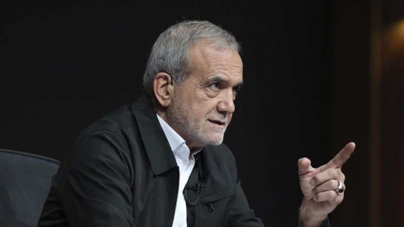 Пезешкиан заявил Макрону, что Иран не стремится обладать ядерным оружием