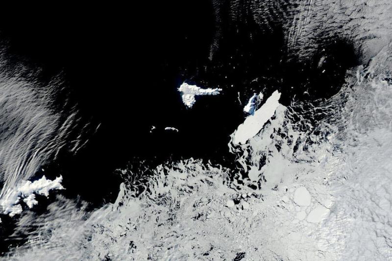 ScienceAlert: рыбак обнаружил у берегов Канады черный айсберг ромбической… 