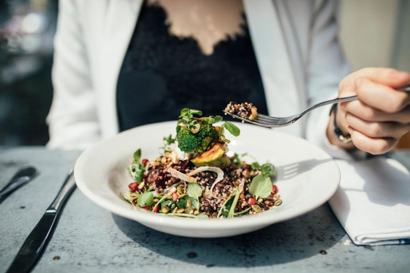 Appetite: рестораны улучшат оценки гостей, если будут подавать еду… 