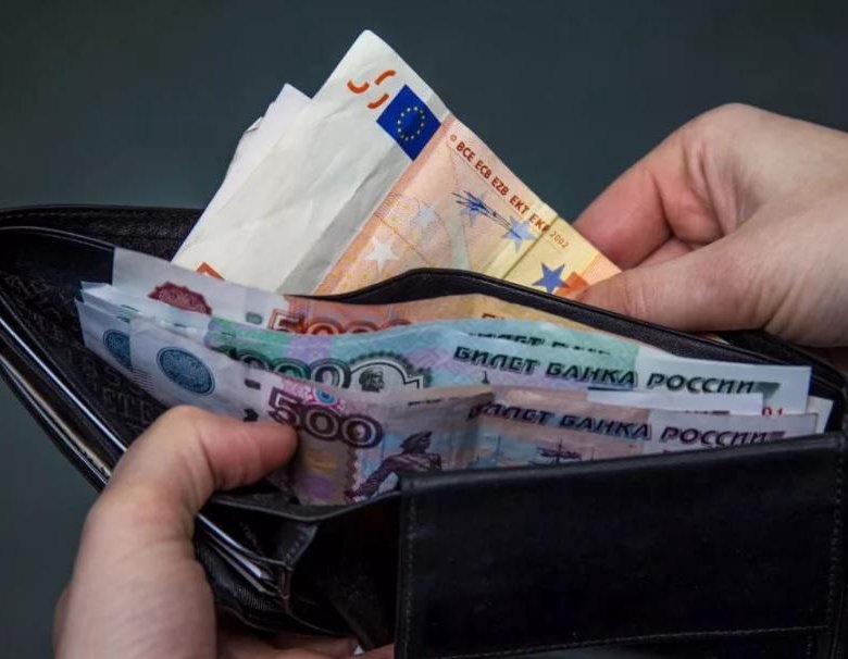 Экономист Ахмадуллина: россиянам начнут сокращать премии в июле — декабре