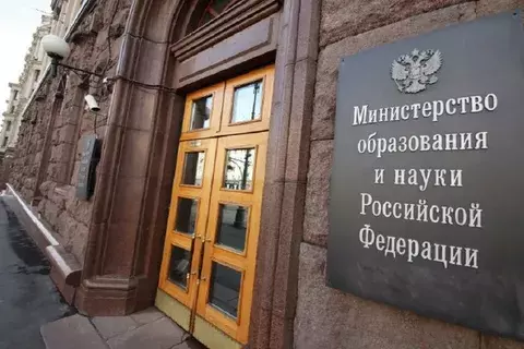 Минобрнауки: 52% студентов учатся в вузах РФ платно