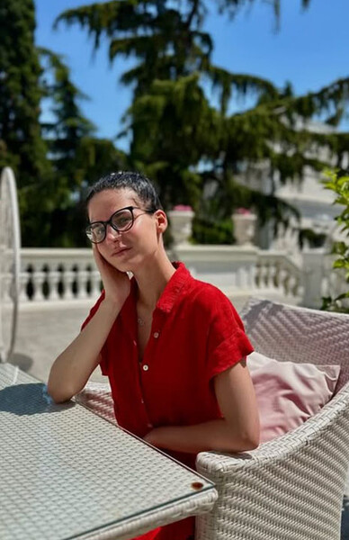 Певица Юлия Волкова опубликовала фото 20-летней дочери с отдыха в Крыму