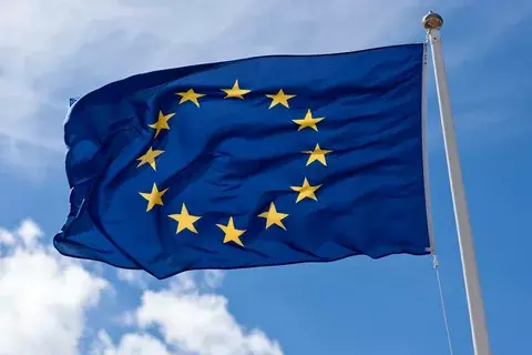 Bloomberg: ЕС пошел на сделку с США из-за слабости и неготовности к войне
