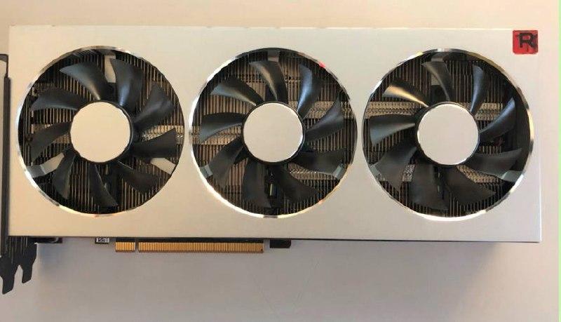 Zephyr показала видеокарту в стиле Radeon VII с массивными вентиляторами и минималистичным дизайном