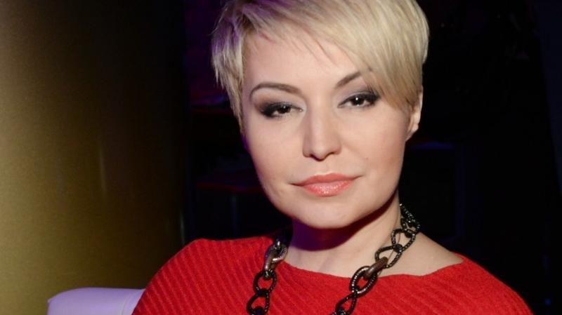 Певица Катя Лель сообщила, что бесплатно лечит людей с помощью своего дара