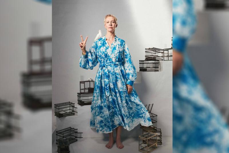 Телеведущая Татьяна Лазарева снялась рядом с клеткой на антивоенной фотосессии